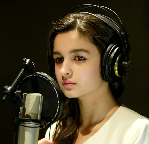 Alia Bhatt beats Parineeti Chopra, turns singer for Highway! 